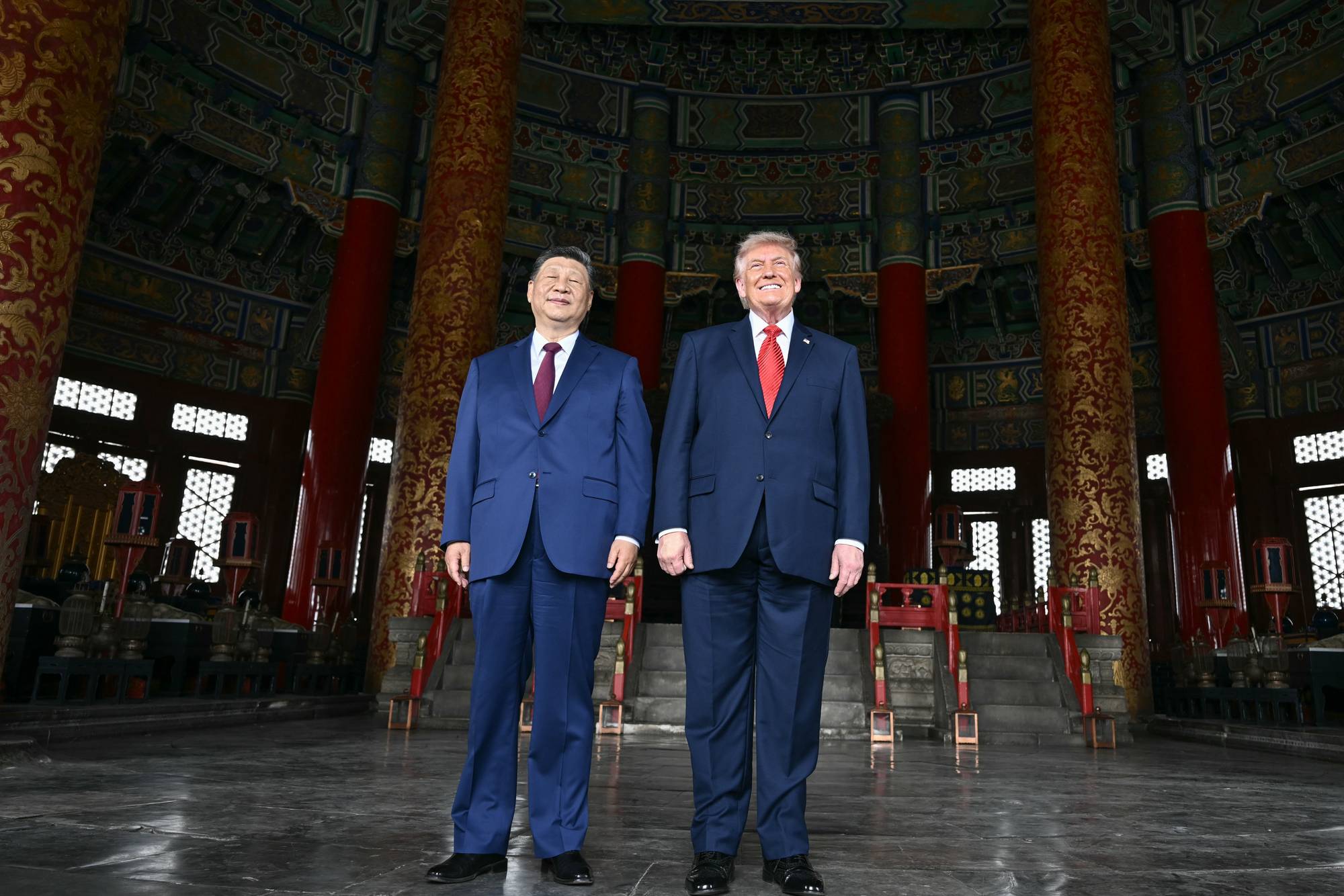 Xi Jinping og Donald Trump står side om side i en tradisjonell kinesisk bygning. (Bildebeskrivelsen er laget av en KI-tjeneste)