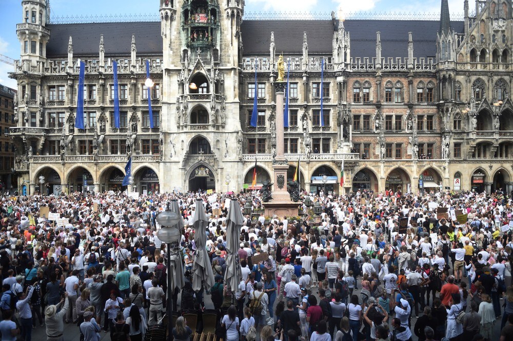 Tusenvis demonstrerte mot koronarestriksjoner i Tyskland