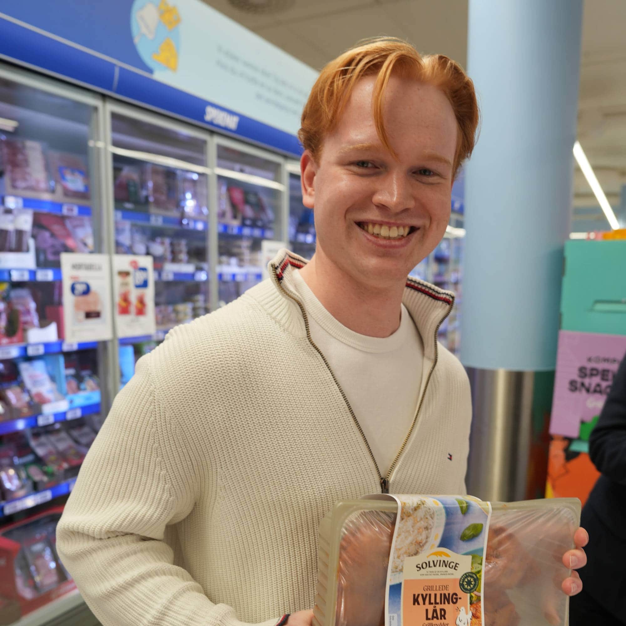 Fredrik Imsen holder en pakke grilla kyllinglår på Rema 1000