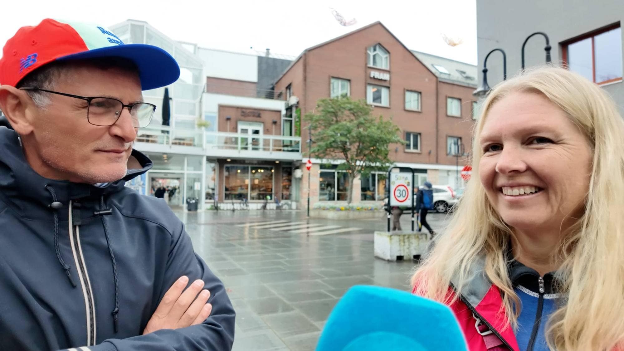 To personer på gata i Bodø