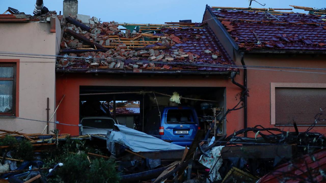 Een tornado heeft donderdagavond ernstige schade aangericht aan meerdere huizen in Moravska Nova West.