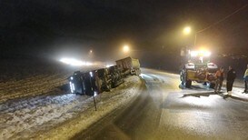 Flere kjøretøy har sklidd utfor veien i dag. I 8-tiden kjørte et vogntog av veien i Trøndelag og flere vogntog sto fast ved Rissa.