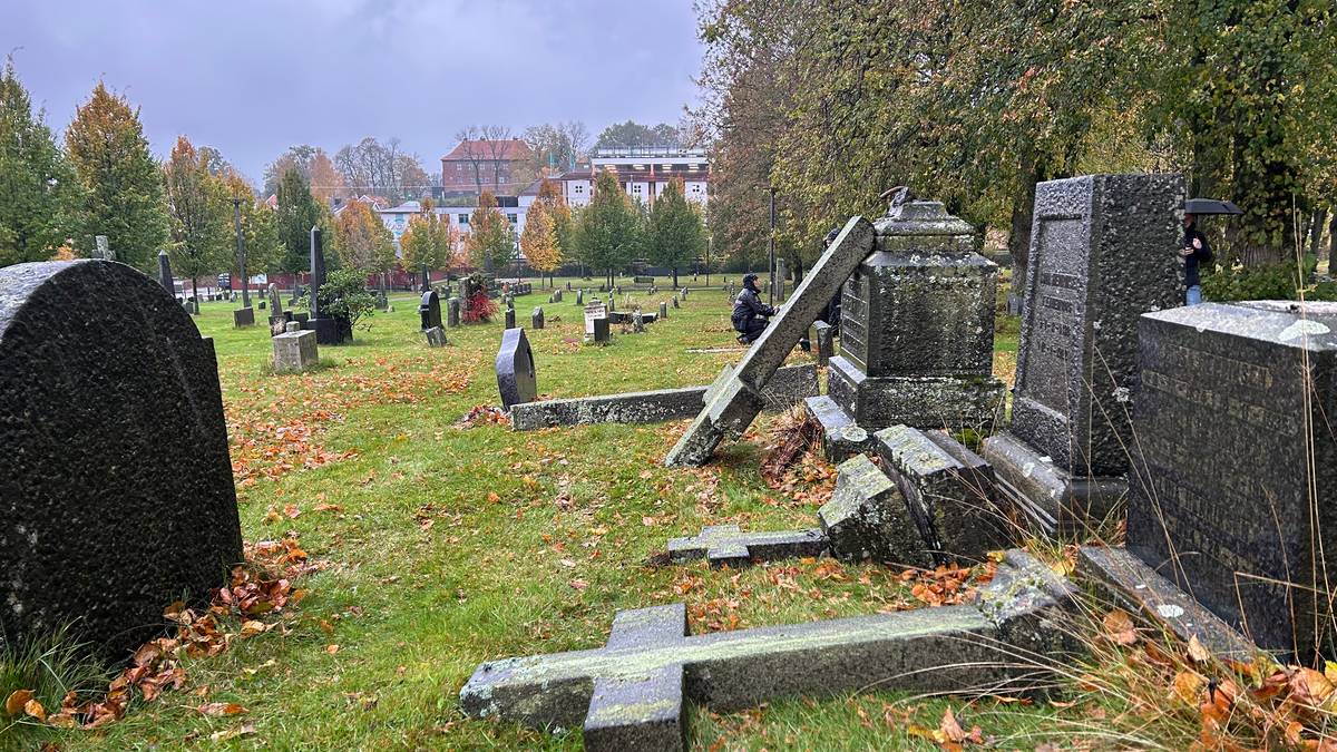 30 gravminner veltet og ødelagt: – Trist og tragisk