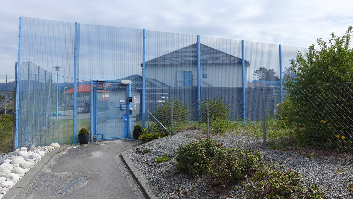 Ny fengselsrapport: Ungdom sat naken på cella i 14 timar