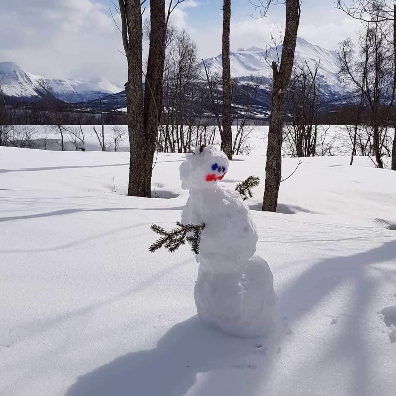 Snømann i mai. Bildet er tatt i Balsfjord.
