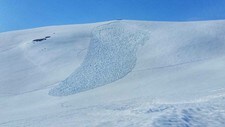 Dette bildet viser et snøskred ved Harpefossen Skisenter i Nordfjord i 2016. Snøskredfaren denne påsken er betydelig i stort sett hele landet. 
