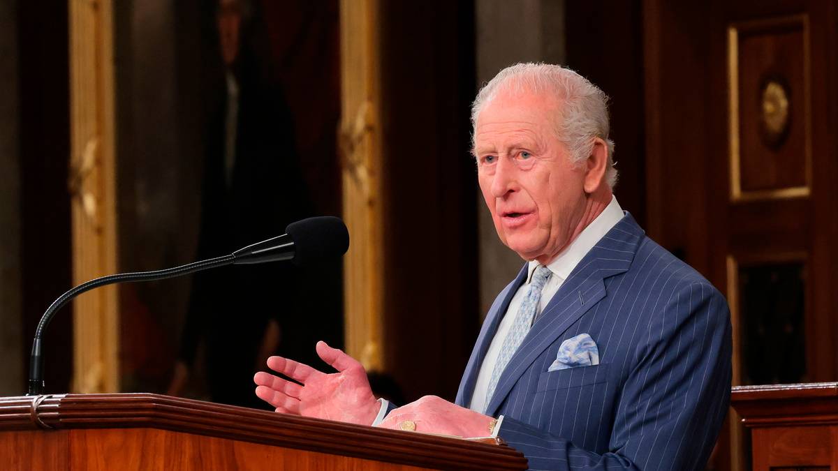 Stående applaus for Kong Charles i Kongressen