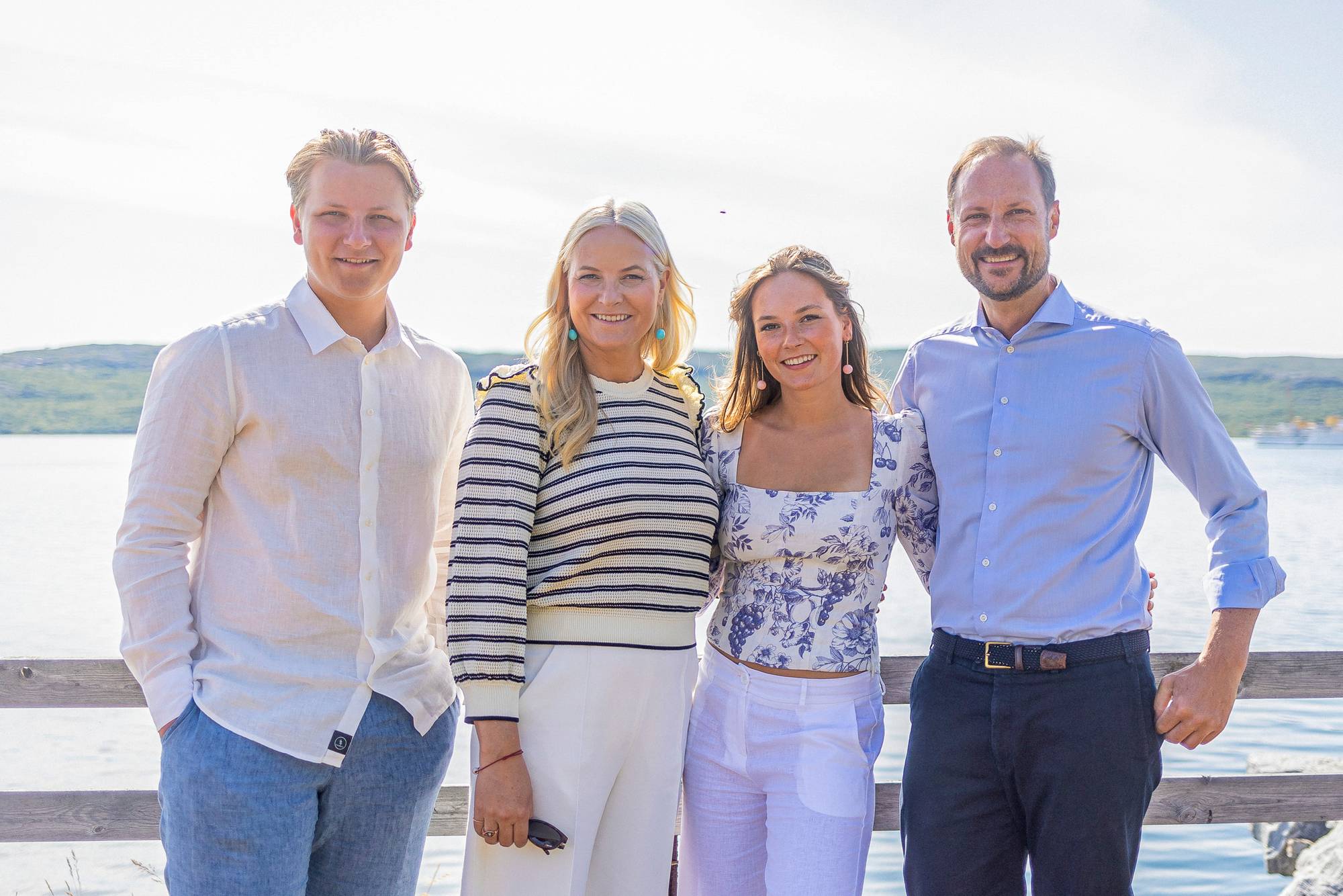 Kronprinsfamilien fotografert ved Neidenelva i Sør-Varanger kommune, der de var på sommerferie med Kongeskipet