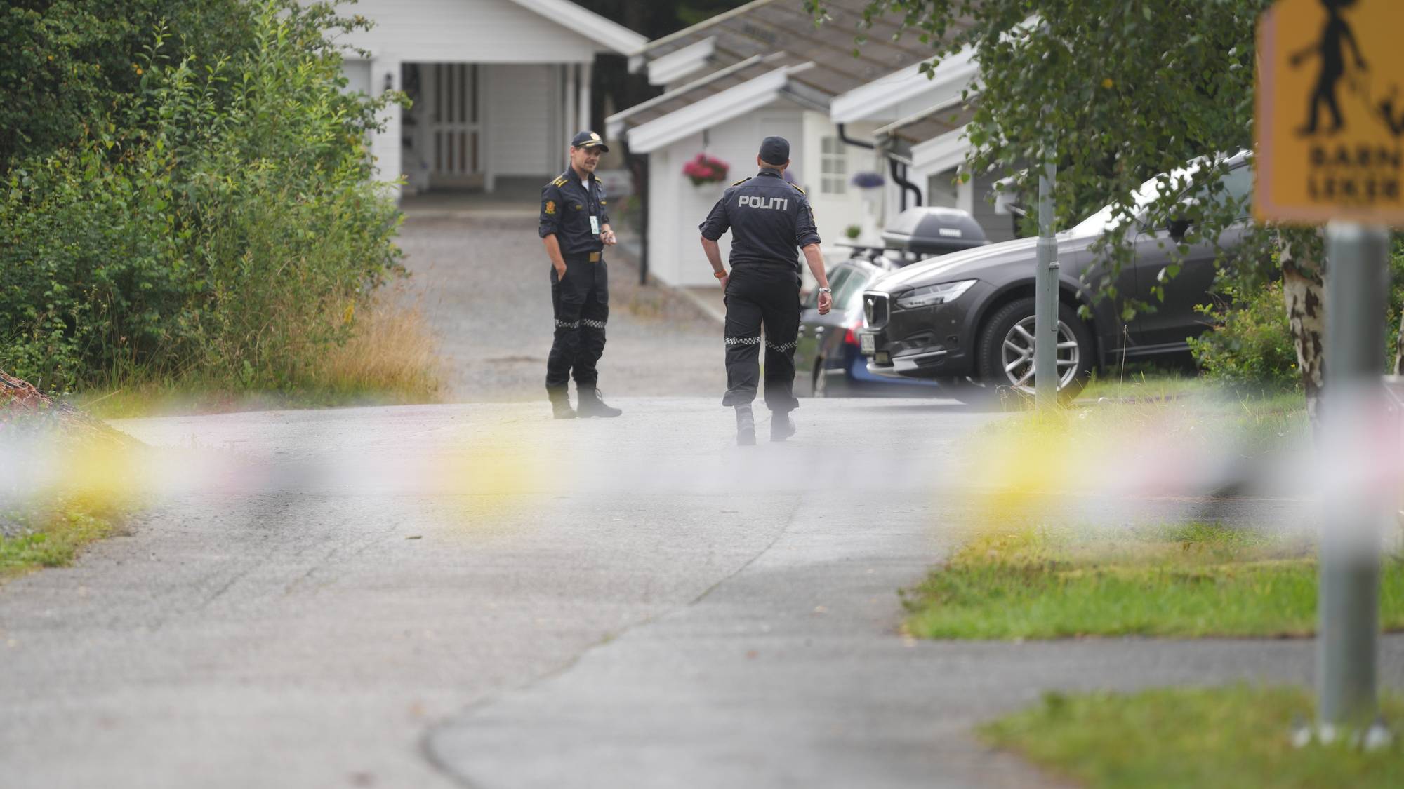 et par politibetjenter som går nedover en gate