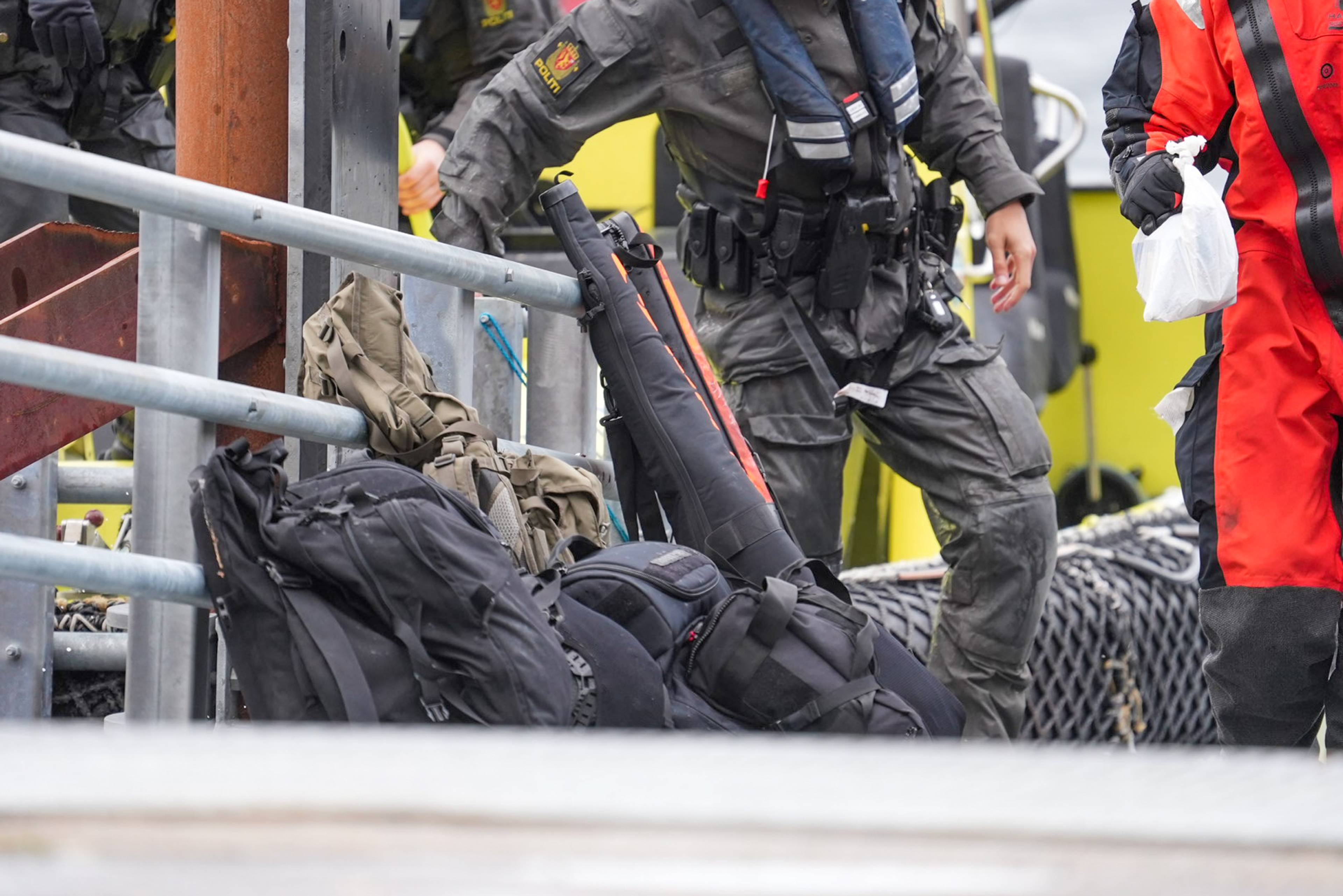 Politiet laster av våpenbagger fra en båt