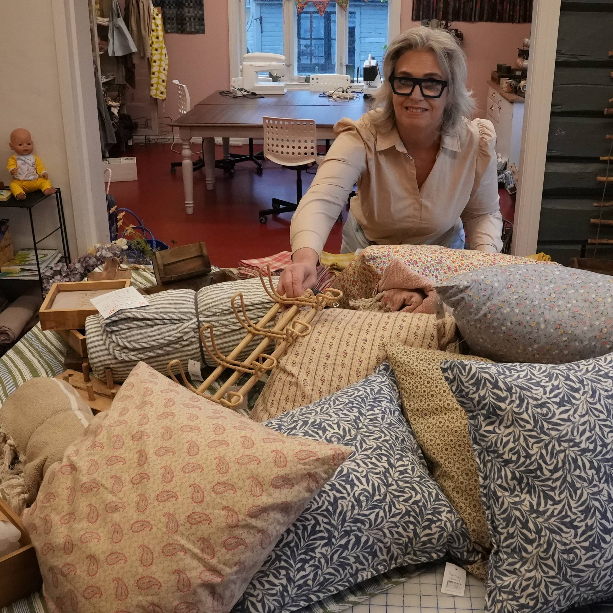 En person som sitter i et rom med en haug med tortillas (Bildebeskrivelsen er laget av en KI-tjeneste)