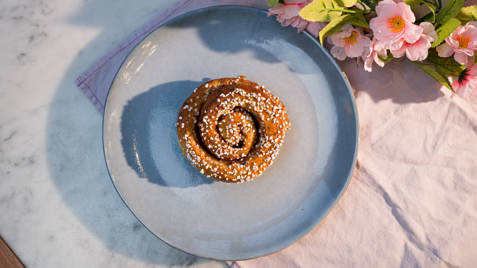 Kanelsnurr på fat. 