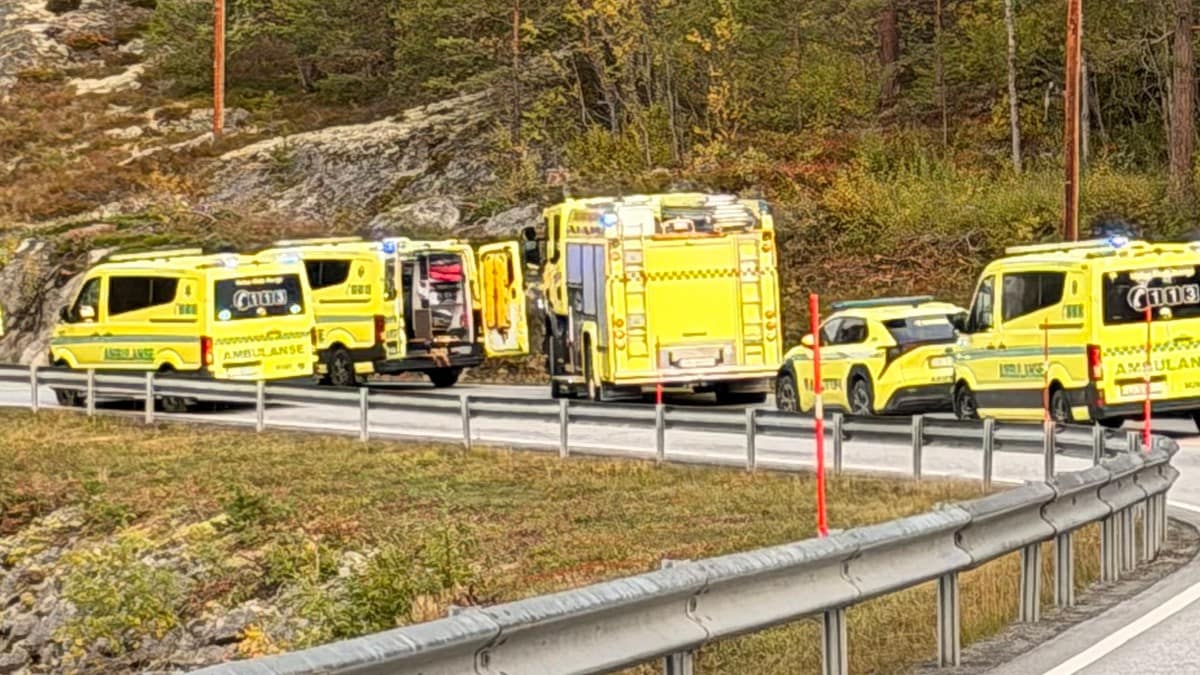 Bilde som viser ambulanse på stedet. FOTO: Anders Wolden Melhus