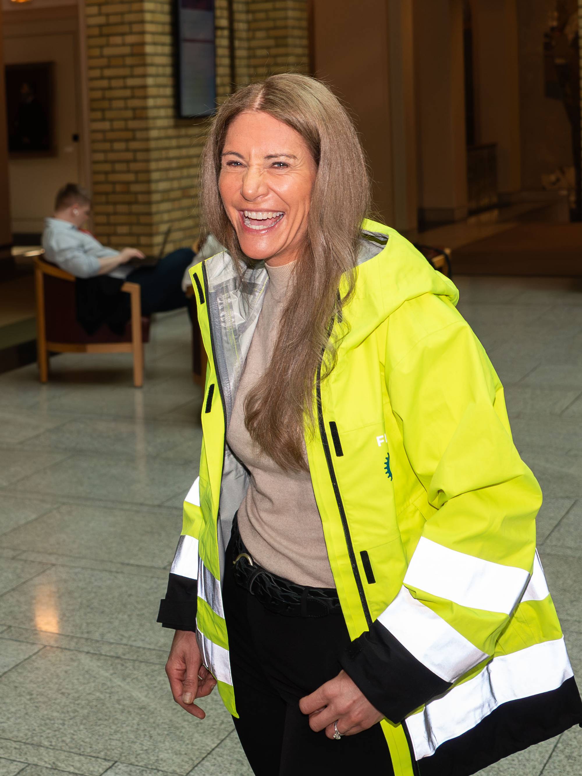 en mann og en kvinne som går inn i en bygning (Bildebeskrivelsen er laget av en KI-tjeneste)