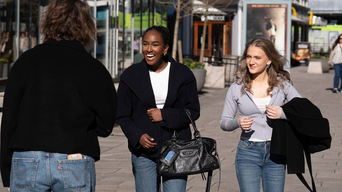 Løfter blikket fra mobilen og sier «hei»: – Vi må bli flinkere
