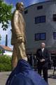 2001: Kong Harald avduker Garborg-monumentet laget av Fritz Røed på Bryne.
