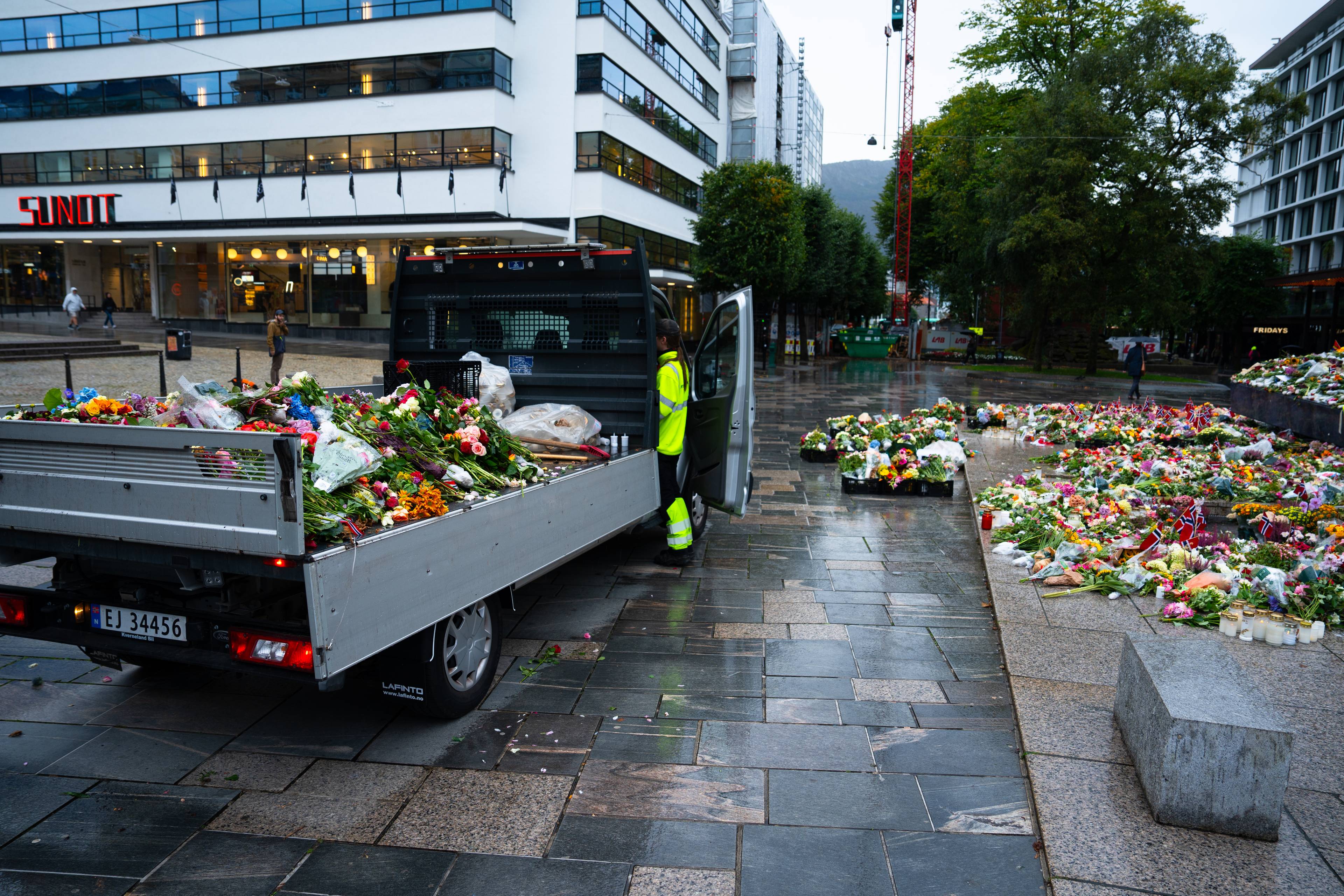 Blomster blir ryddet vekk frå Den blå steinen i Bergen sentrum