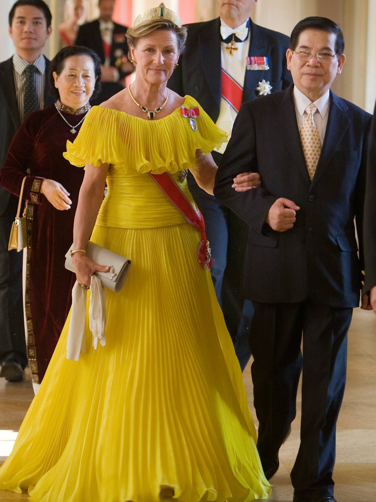 Dronning Sonja gul kjole