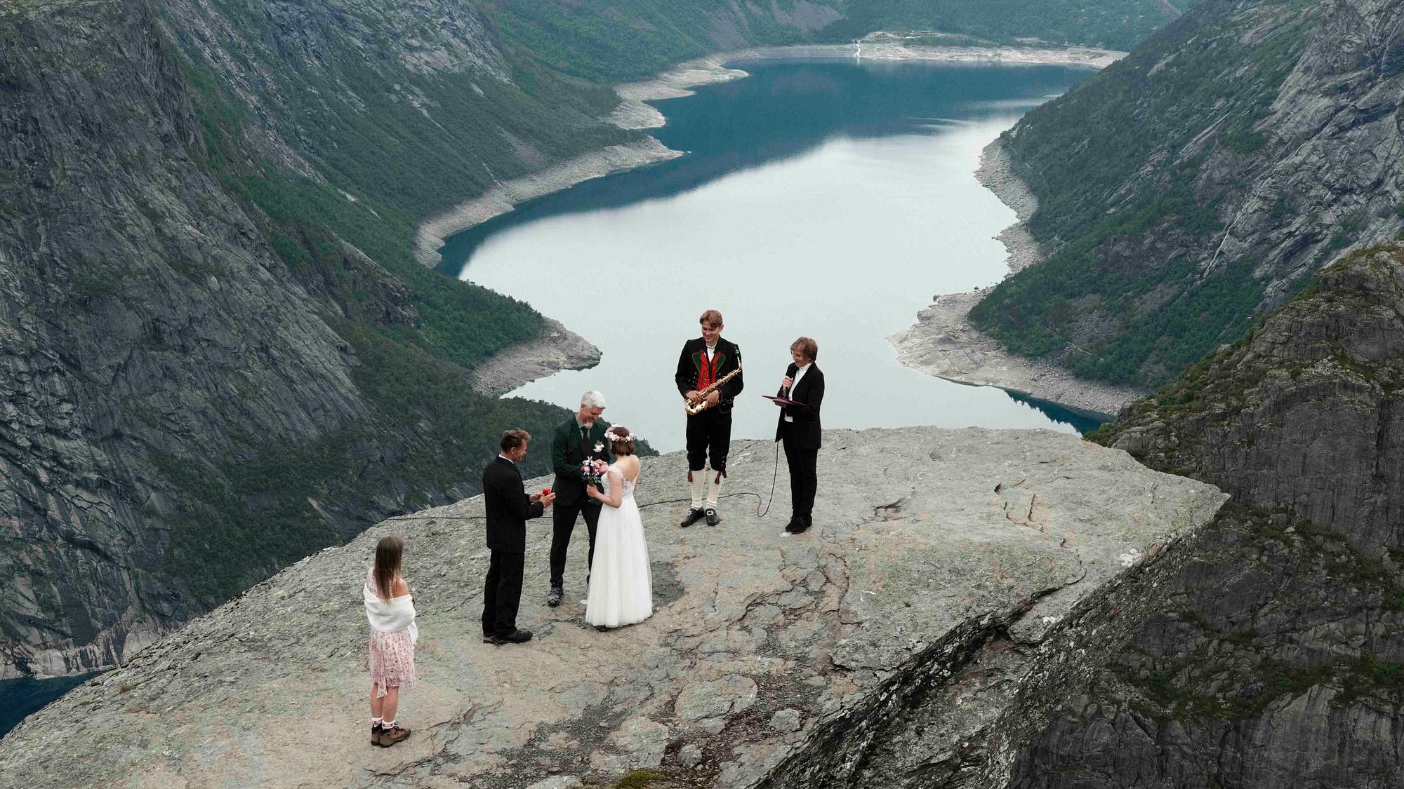 En gruppe mennesker på en klippe
