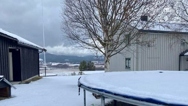 Snødekt trampoline og bakke på Tynset 4.mai 2021.