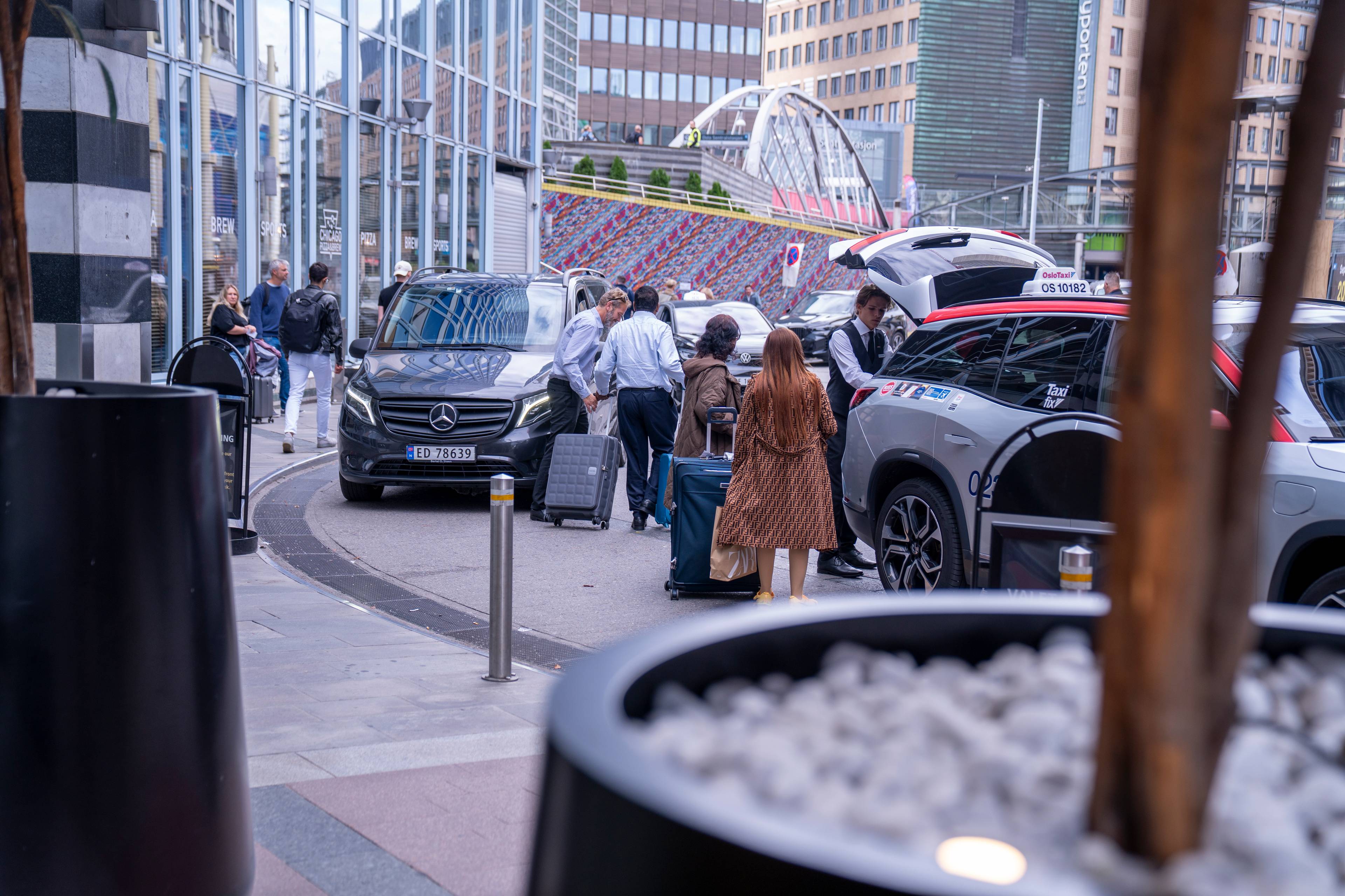 Hotell-gjester forlater Oslo Plaza Hotell før det stenger for vanlige gjester i forkant av kong Haralds gravferd. Vi ser mye politi på stedet.