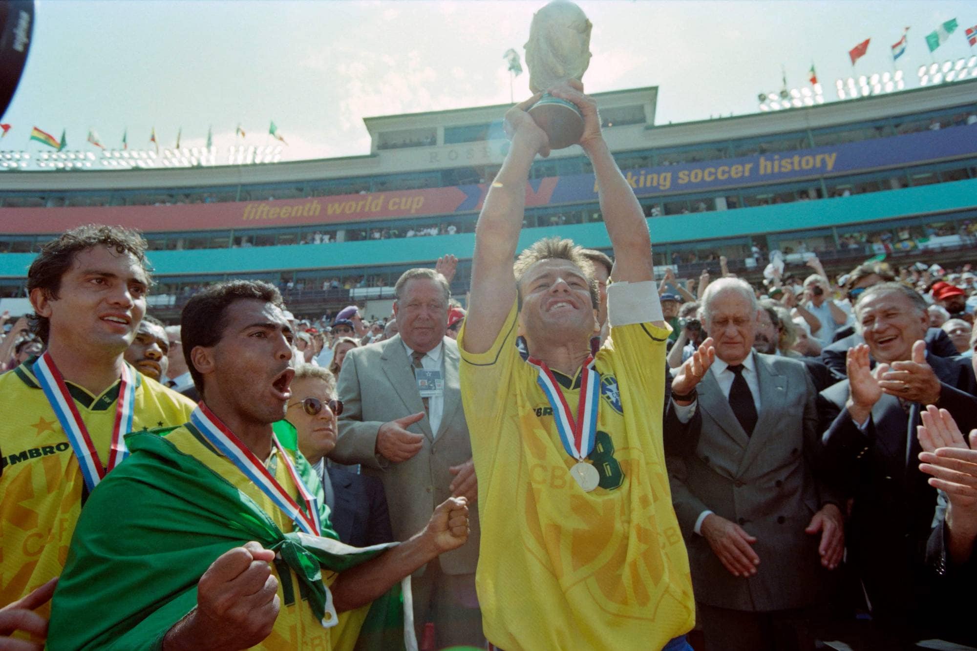 Dunga hever pokalen i VM i 1994 som Brasil sin kaptein.