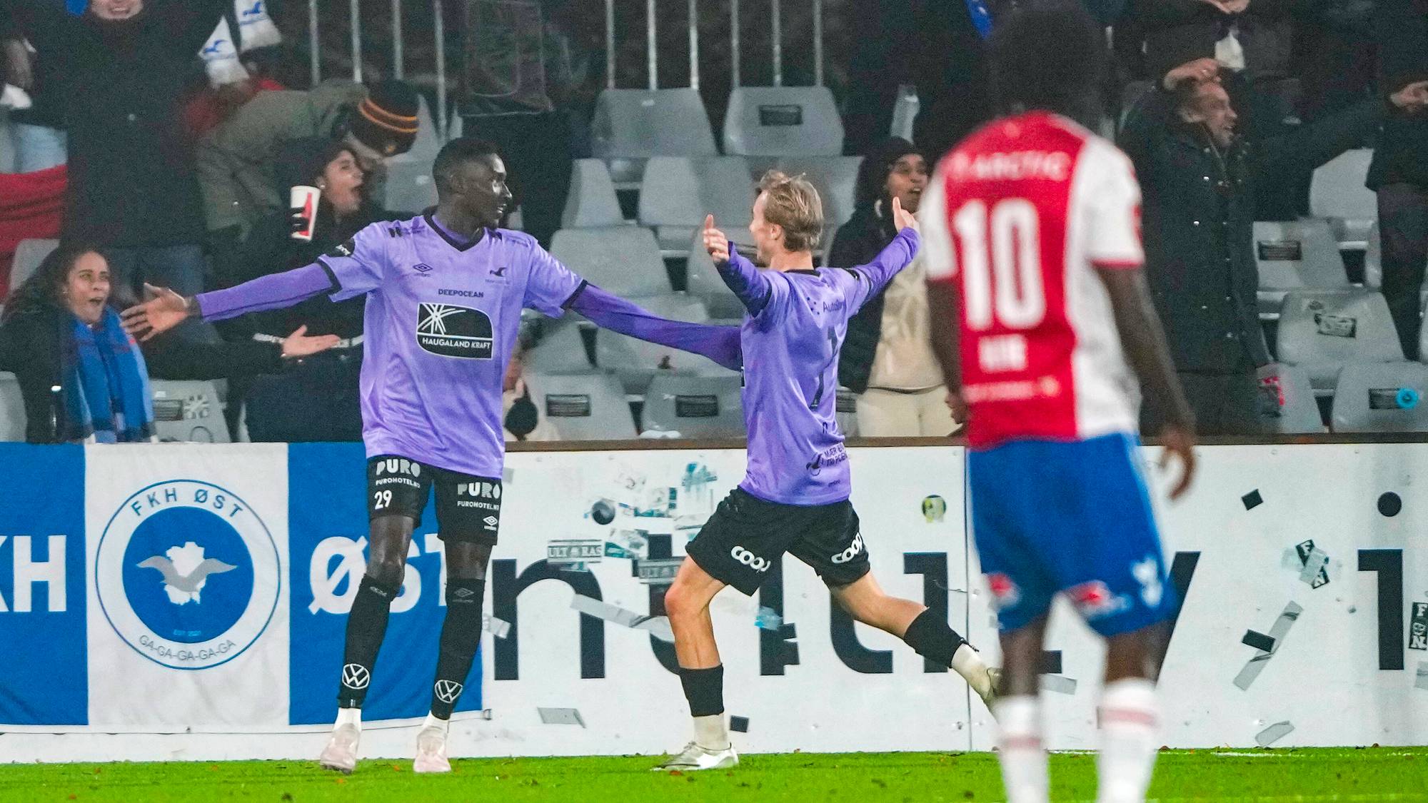 En gruppe mennesker på en fotballbane