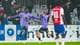 Foto: Javad Parsa / NTB En gruppe mennesker på en fotballbane