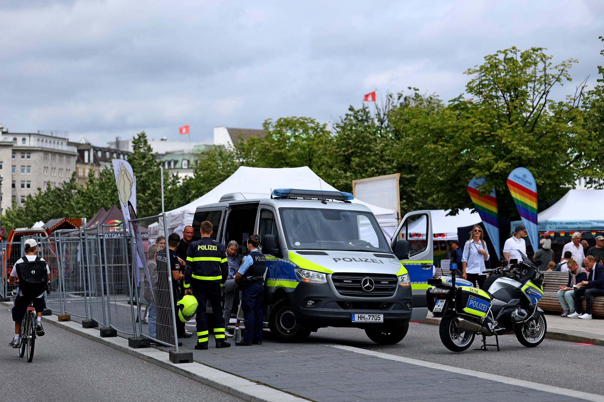 Politibiler utenfor pridefestivalen i går 