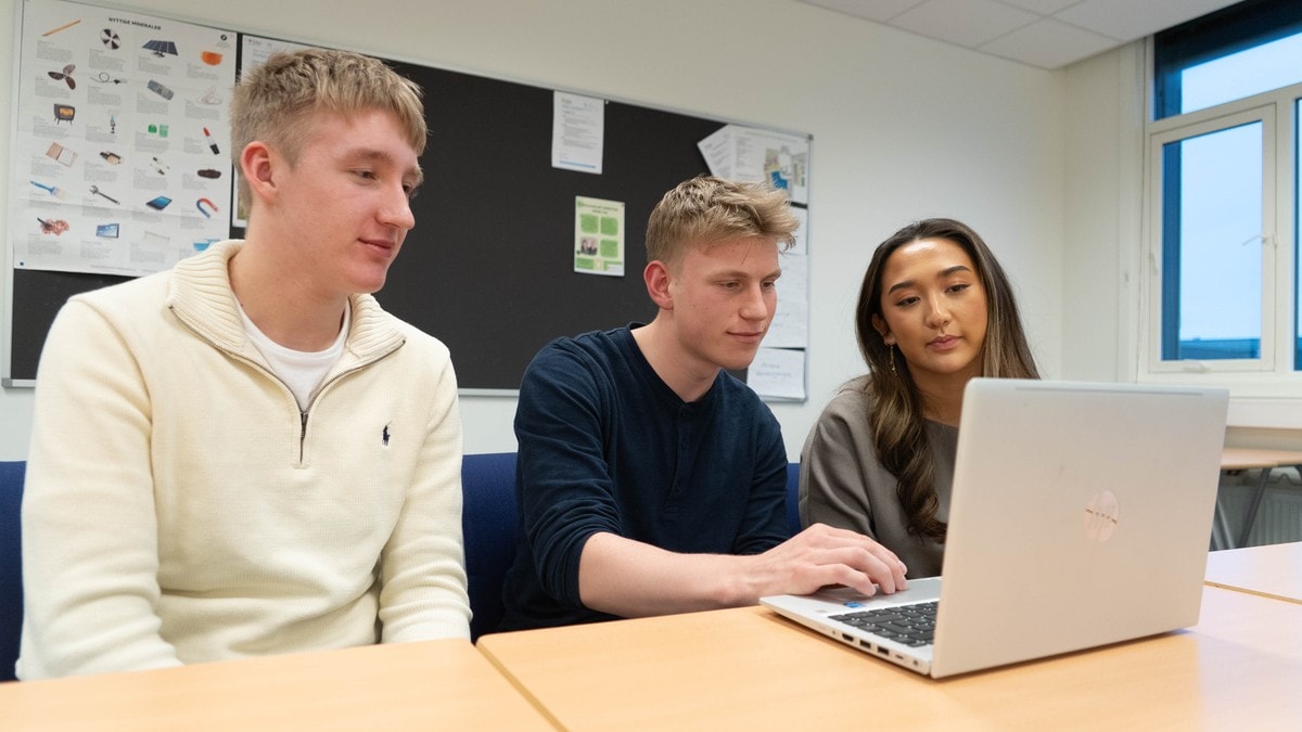 Elever vil ha KI på timeplanen: – Vi bruker det hver dag, men på feil måte