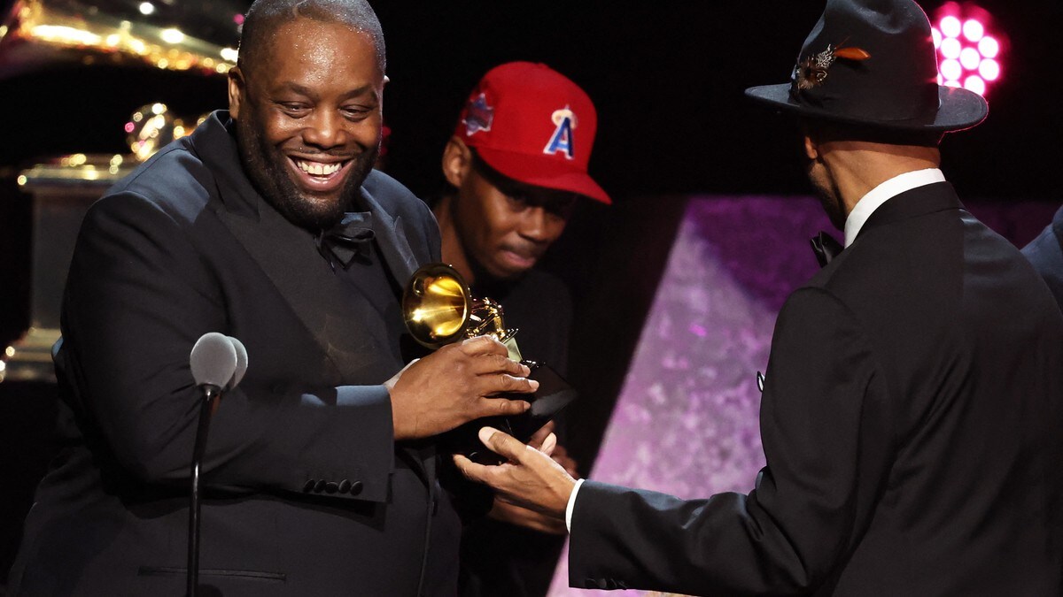 Grammy-vinner ført bort i håndjern