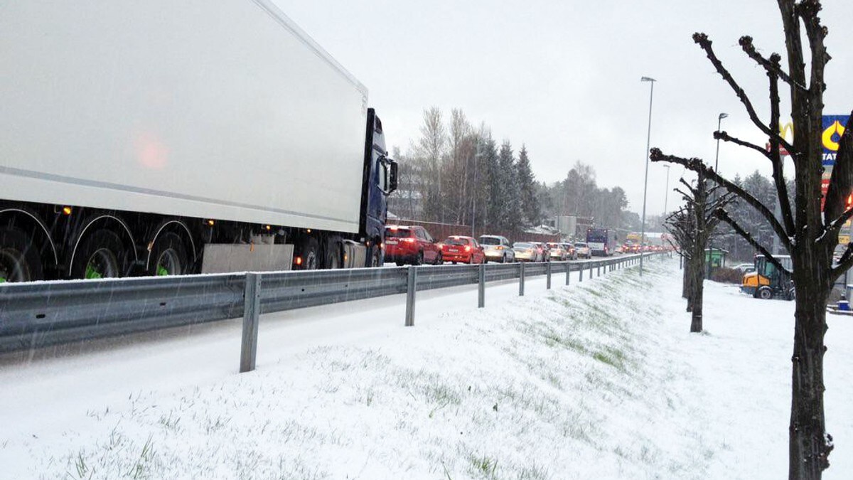 Snø kaos E18 Grimstad Statoil - Foto: Tipser