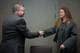 Terje Pedersen / NTB Mann og kvinne håndhilser. Mannen har på seg rutete dressjakke. Kvinnen har på seg mørk grå jakke med brosje. Bak dem er det en lukket dør. (Bildebeskrivelsen er laget av en KI-tjeneste)