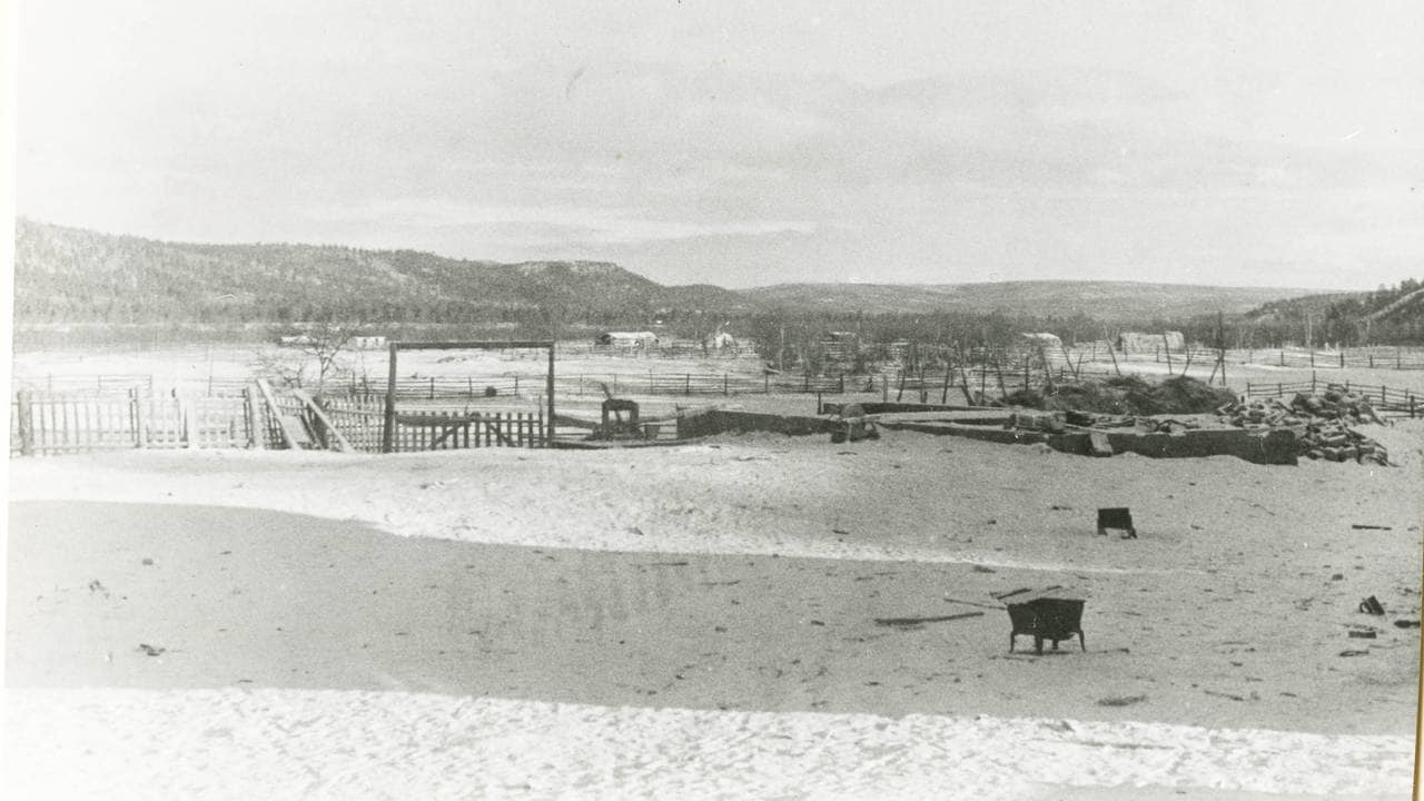 Brannruin på Baktemohkenjarga, 1946