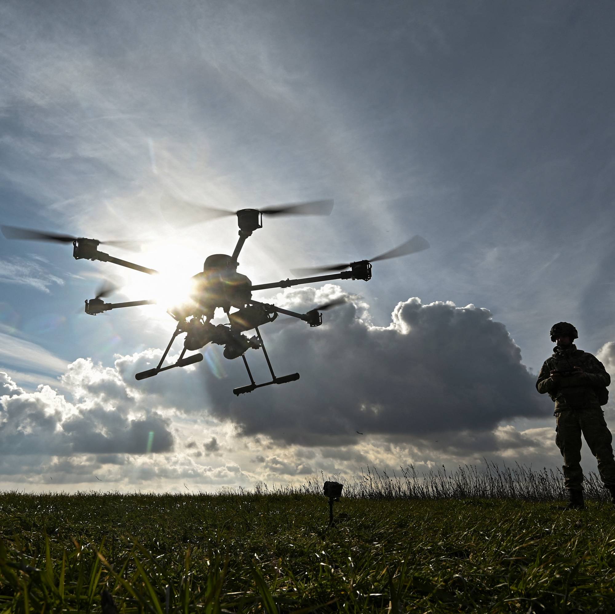 Ukrainske soldater flyr drone
