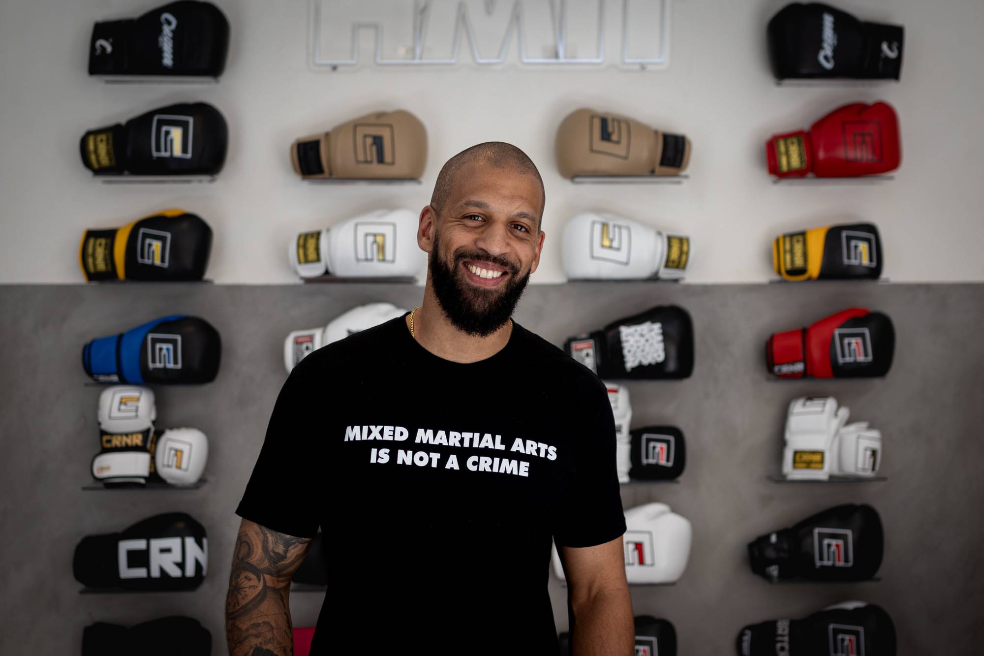 Tore Bani Sereba i Combat Corner inne i butikken i Oslo.