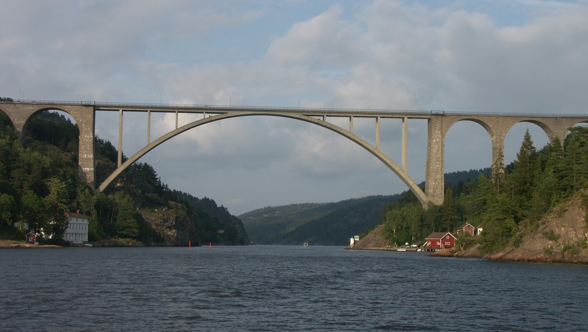 Мост выдерживает только одного человека. Золотой мост голден бридж. Золотые ворота мост с боку. Мост на комсомольской уссурийск. 2-комсомольский мост- картинки.