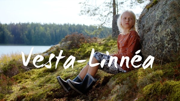 Vesta-Linneas verden forandres når moren får seg ny jobb og familien må flytte. Ny skole og nye venner får en stor jente til å føle seg liten.