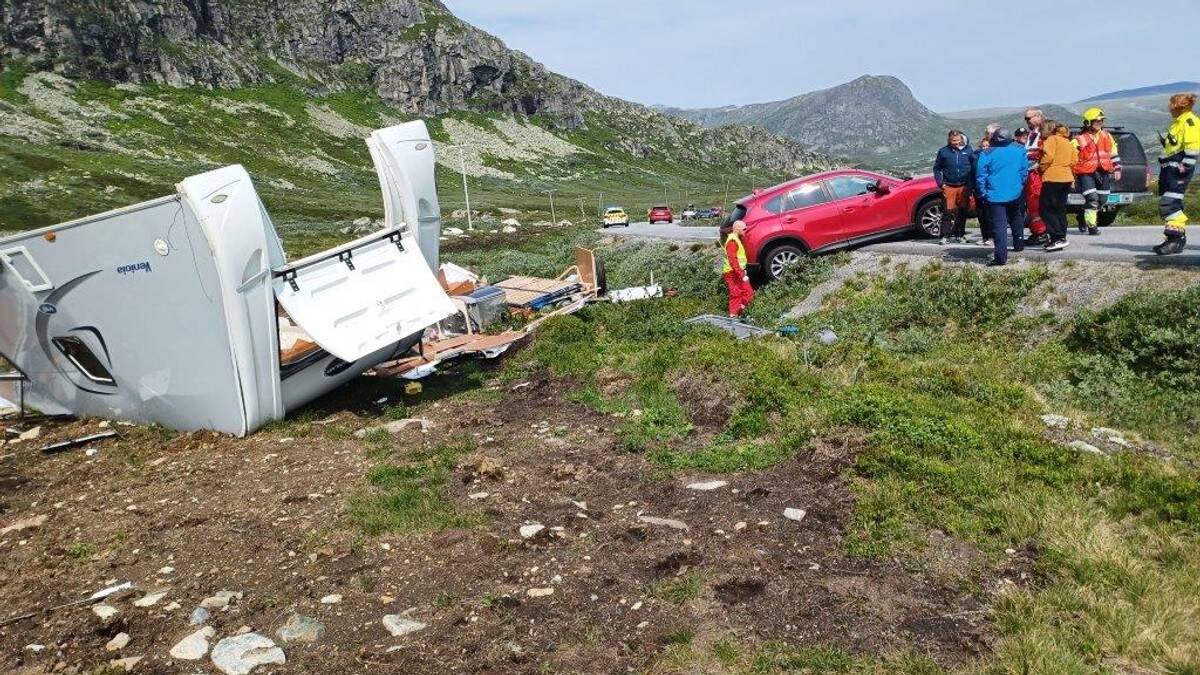 A car with a caravan blew off the road on Valdresflya – NRK Innlandet – Local news, TV and radio