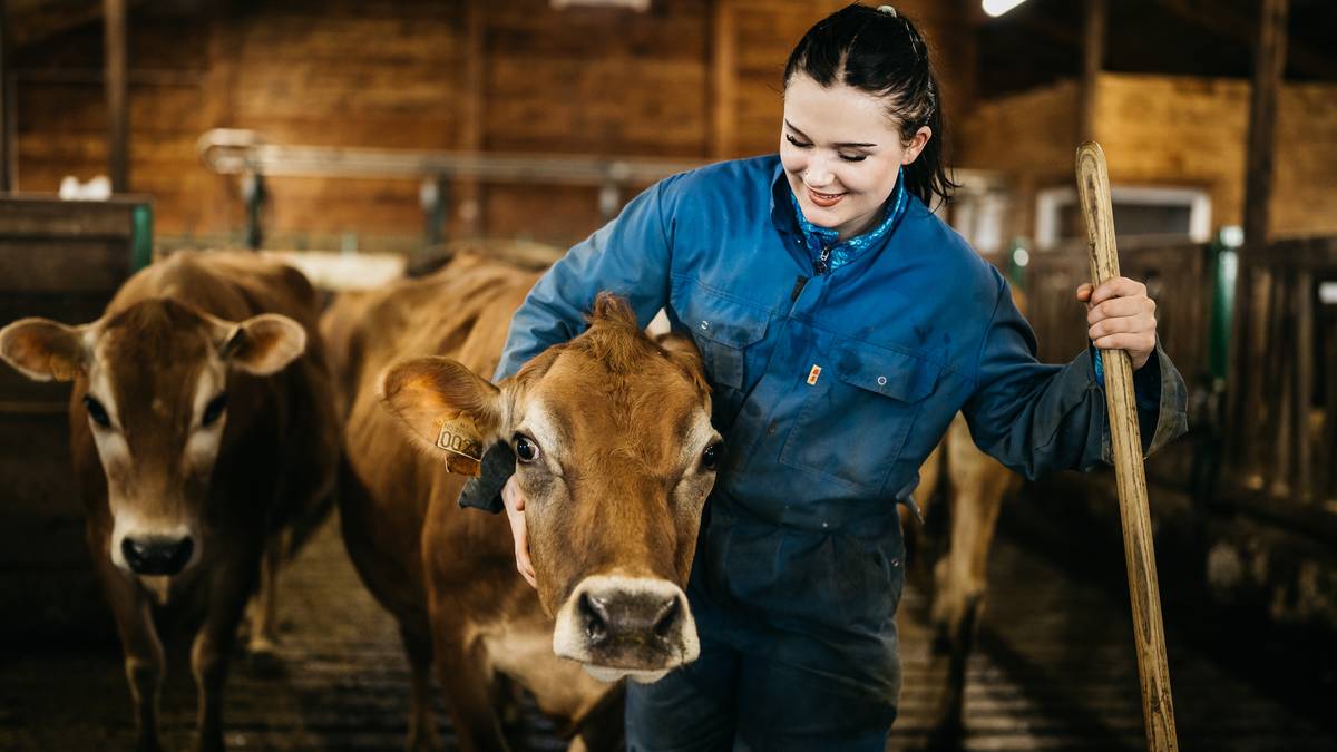 Foreldrene sitter fast i Dubai: Nå styrer Ovidia (16) familiegården