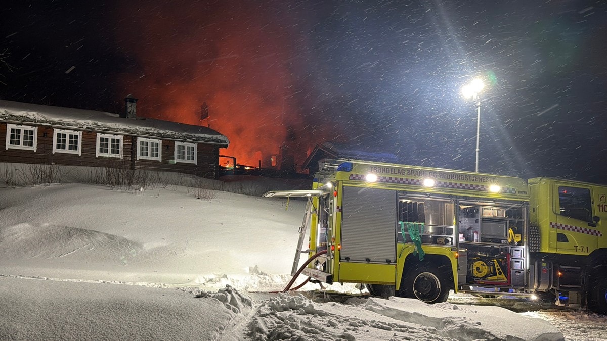 16 personer evakuert og fire til sykehus etter hyttebrann