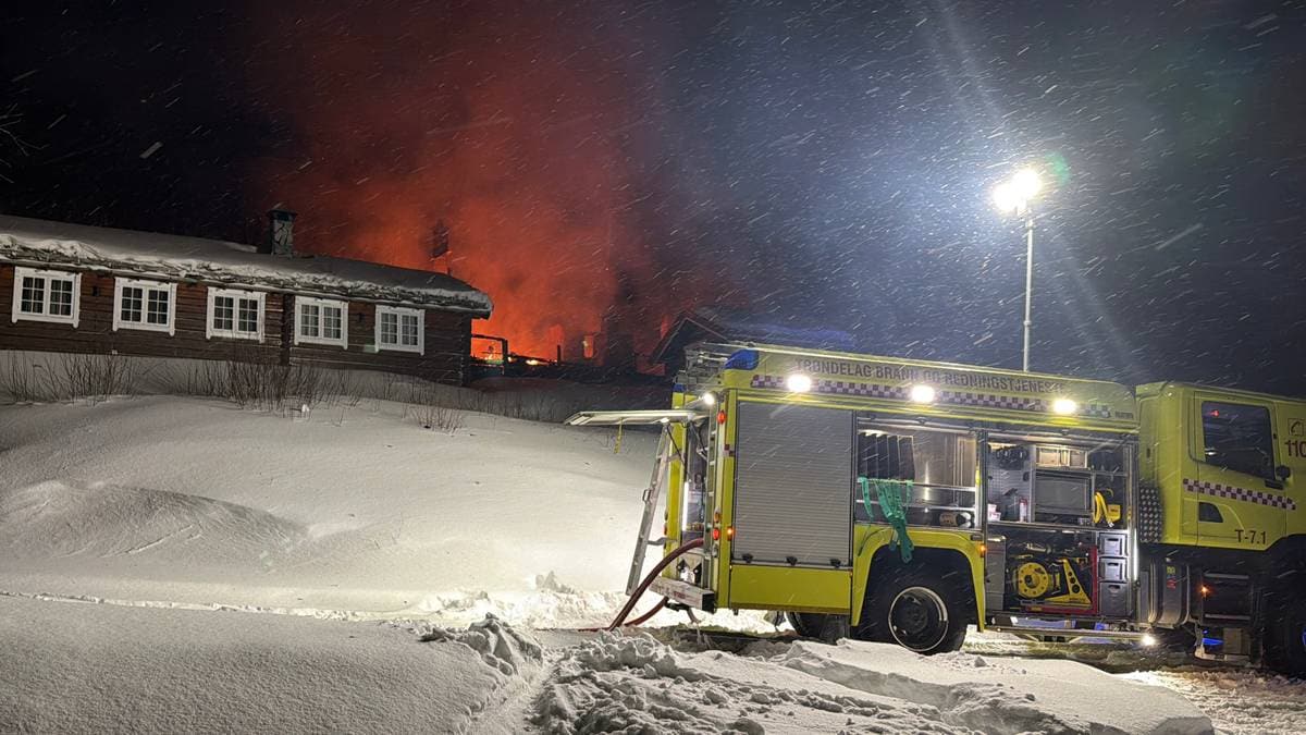 15 personer evakuert og én til sykehus etter hyttebrann