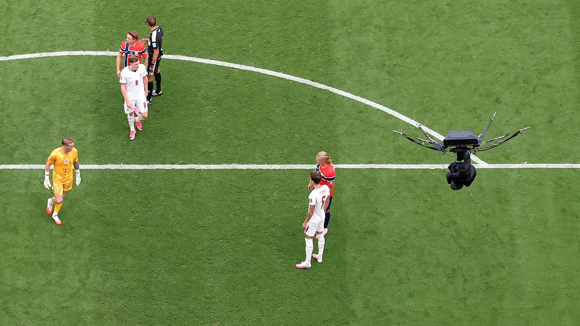 kamera i vaier over fotballbane