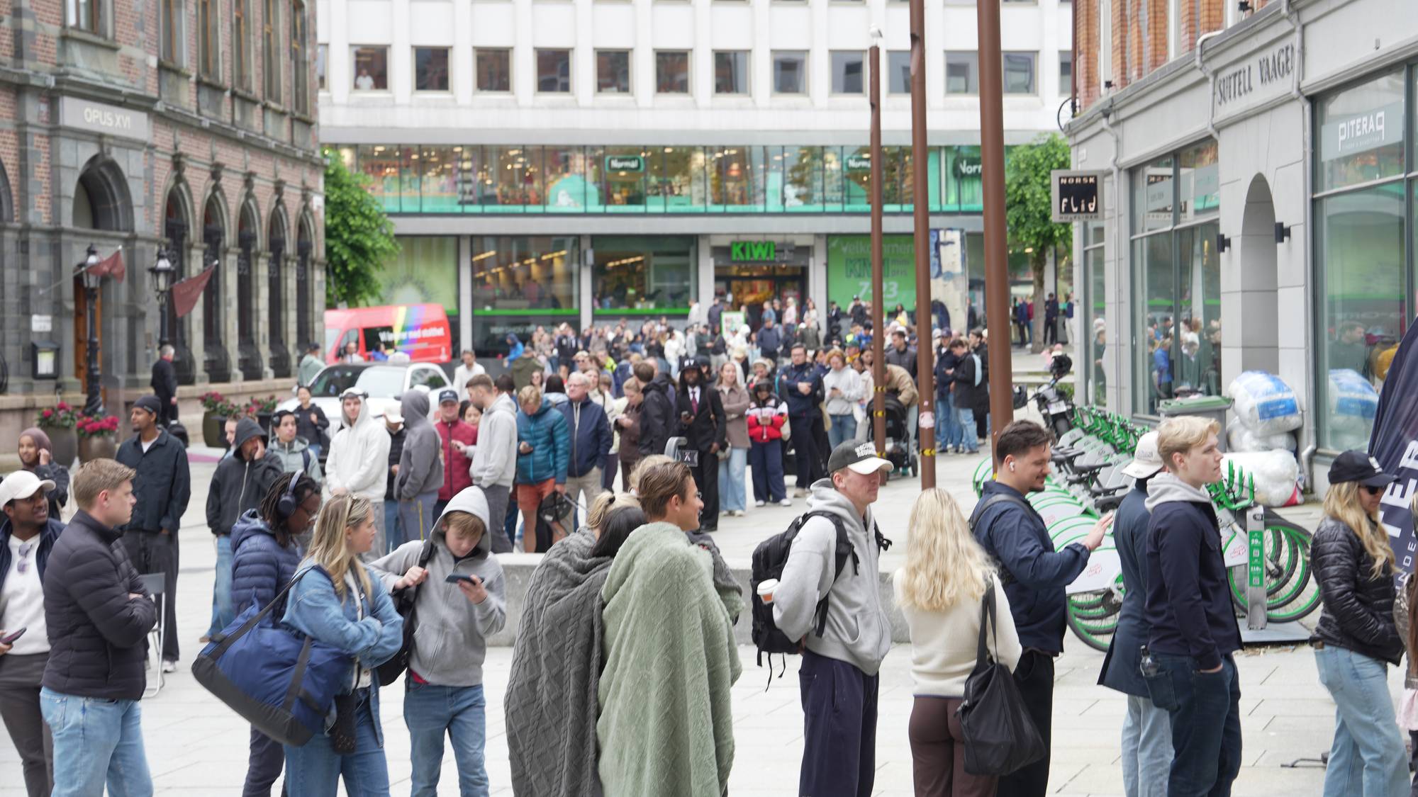 mange mennesker i lang kø