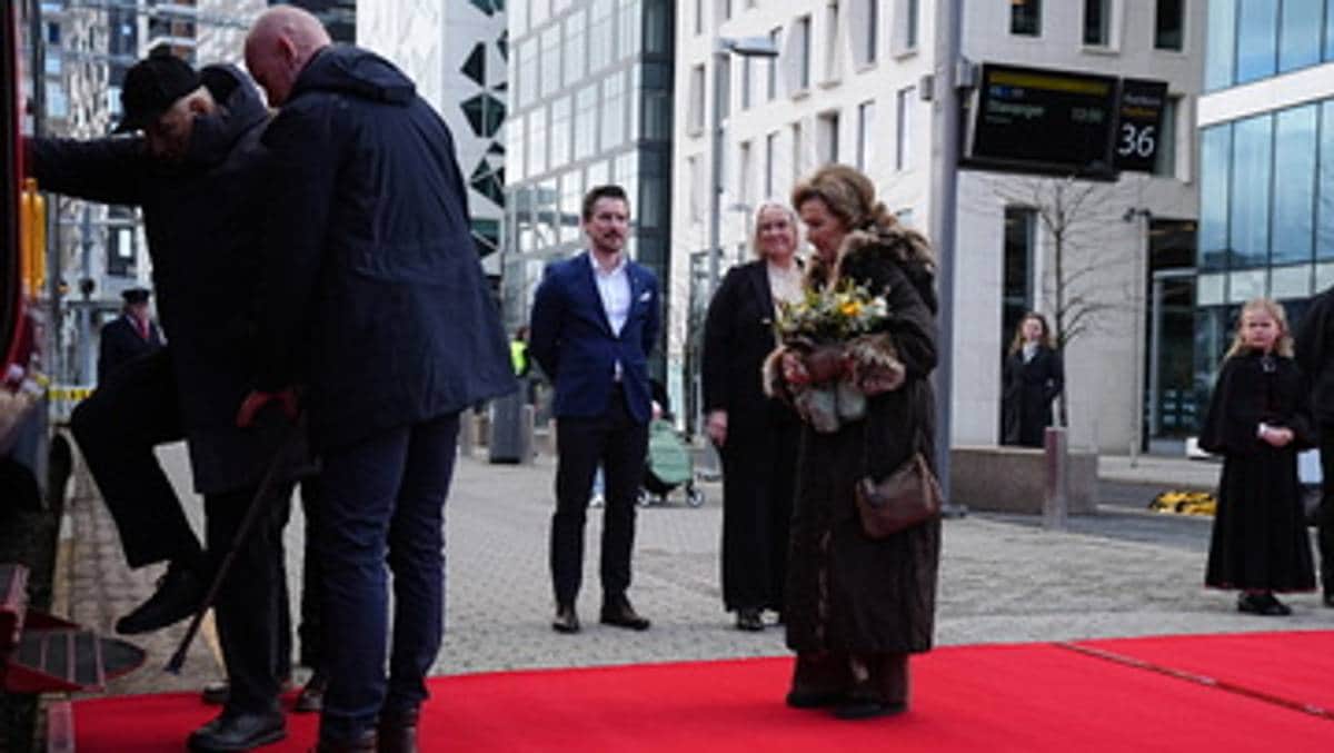 Kongeparet tar toget for å feire påsken på hytta