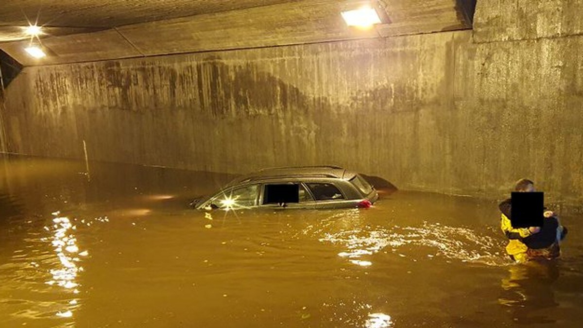 Bil kjørte ned i en dyp vanndam