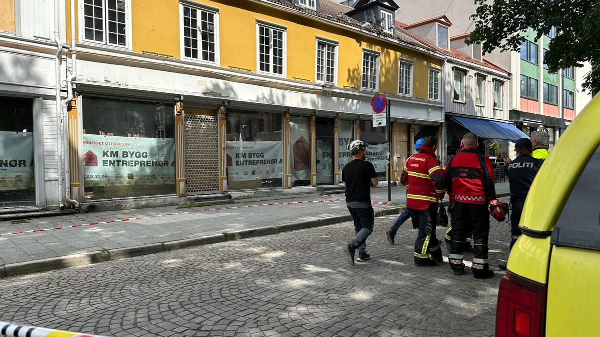 Fasade buler utover mot gata – evakuerer bygg i Trondheim sentrum