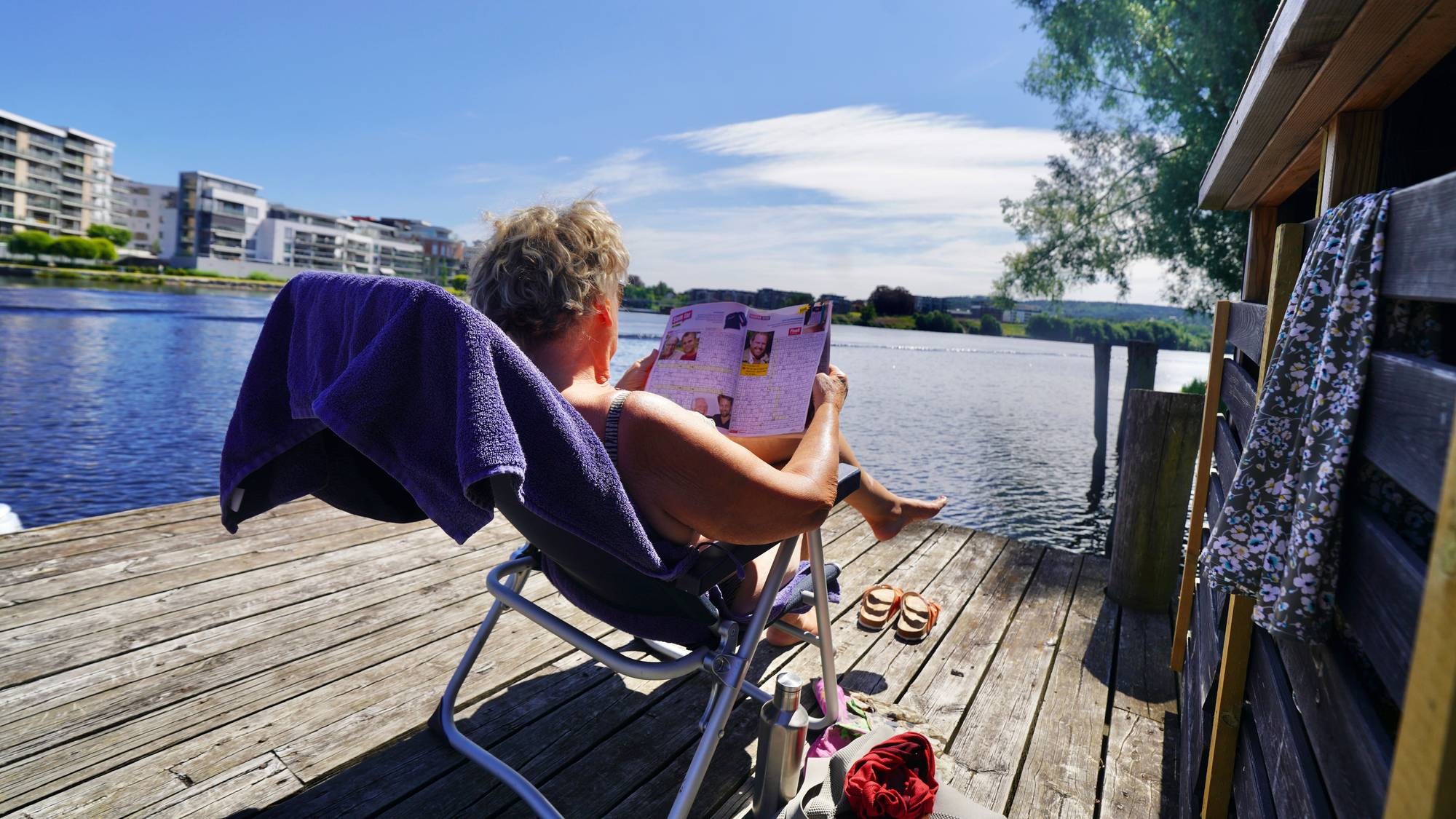 Mann på brygga i sola