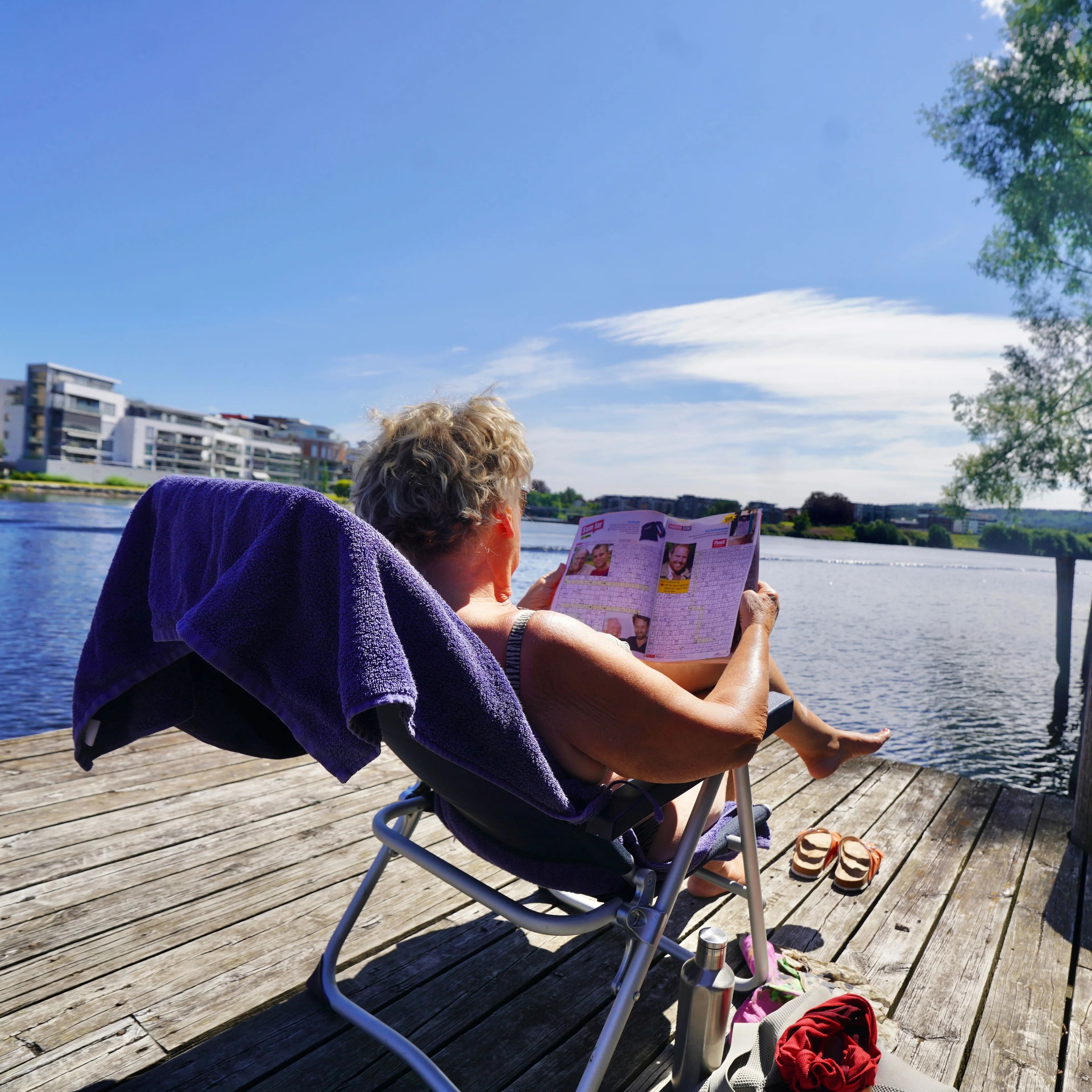 Mann på brygga i sola