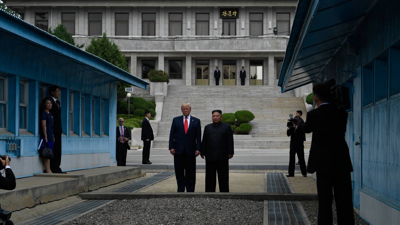 Donald Trump og Kim Jong-un stående på den nordkoreanske side av grensen, på vei tilbake til sør